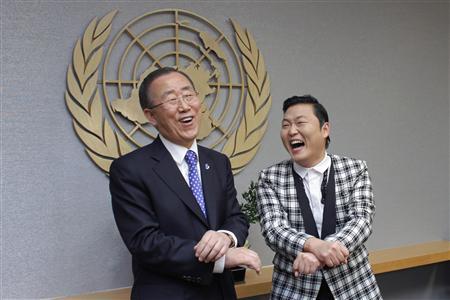 A dél-koreai Psy nevű énekes a Gangnam Stylet tolja Ban Ki-moon ENSZ főtitkárral