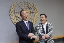 A dél-koreai Psy nevű énekes a Gangnam Stylet tolja Ban Ki-moon ENSZ főtitkárral A dél-koreai Psy nevű énekes a Gangnam Stylet tolja Ban Ki-moon ENSZ főtitkárral