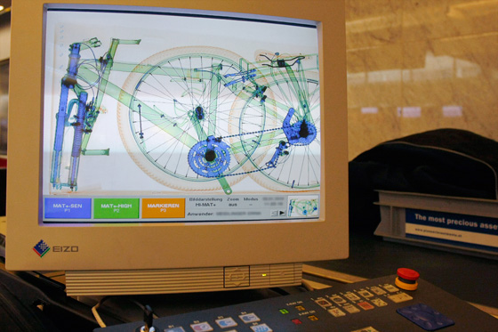 Kerekpar_a_repteri_rontgenben__foto_Szanyi_Gergo