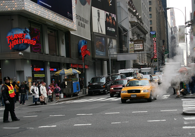 New York azon városok egyike, ahol nem csak víz és gáz, de központi gőzrendszer is működik, s ez "füstöl" mindenütt