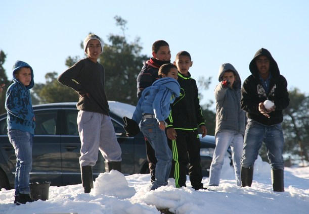 Hógolyózó palesztin srácok