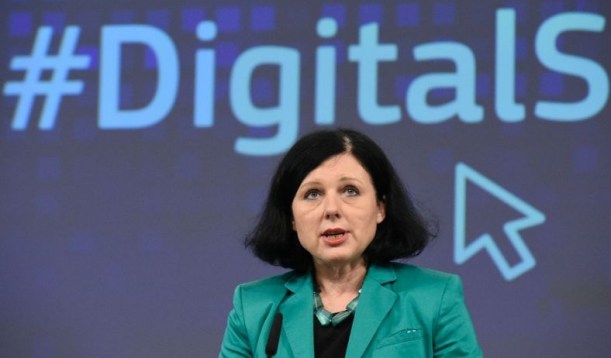 Vera Jourova biztos asszony is csak néz, mik mennek a digitális térben